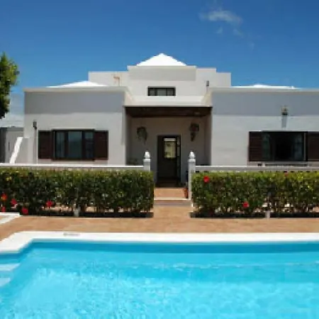 Villa Sleeps 8 Pool Wifi Mácher